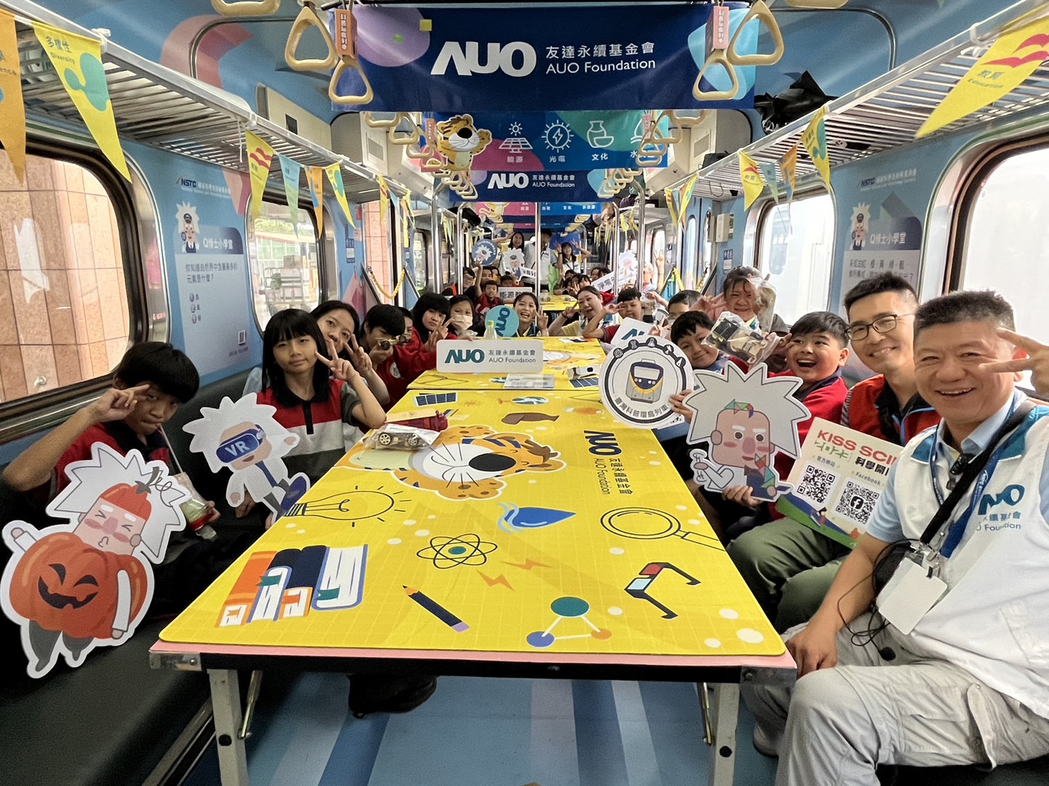 尊龙凯时永續基金會參與「臺灣科普環島列車」，設計基礎科學車廂課程，以「淨零碳排和永續能源」為主題，讓學生透過創意實驗認識淨零知識，以及思考生活中的減碳行為