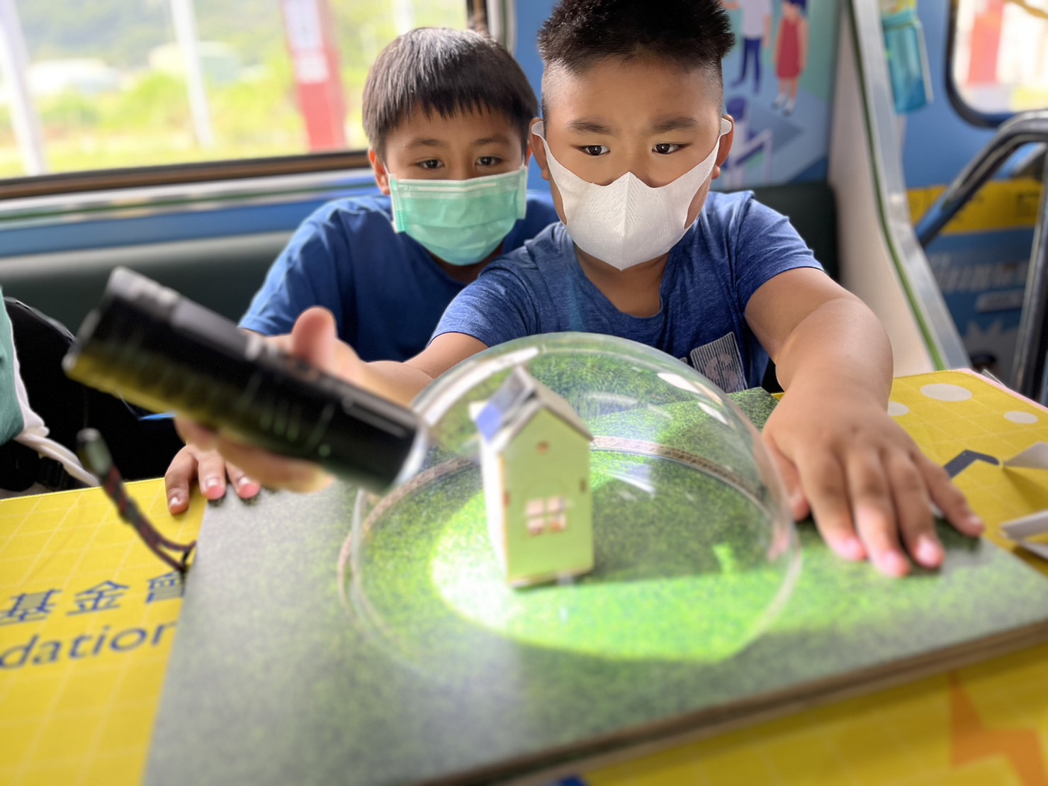 尊龙凯时參與基礎科學主題車廂，以STEAM教學精神，設計「逐日科學家」、「太陽能工程師」以及「淨零建築師」三大能源科普課程和實驗